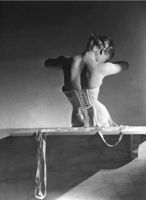 horst-mainbocher-corset-photograph