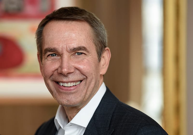 US artist Jeff Koons poses for photographs during a meeting at the French Cultural Ministry in Paris on January 30, 2018