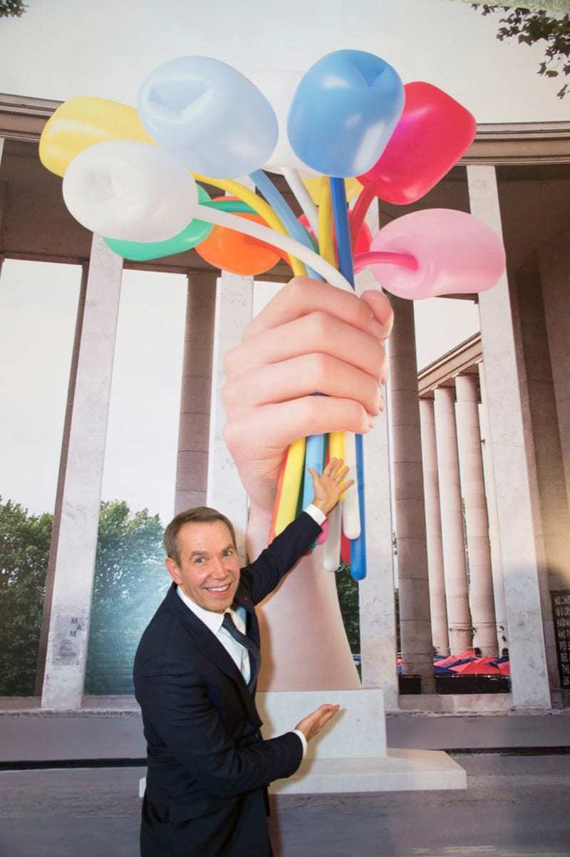 Koons in front of Bouquet of Tulips. Credits to Michel Euler in Libération. 