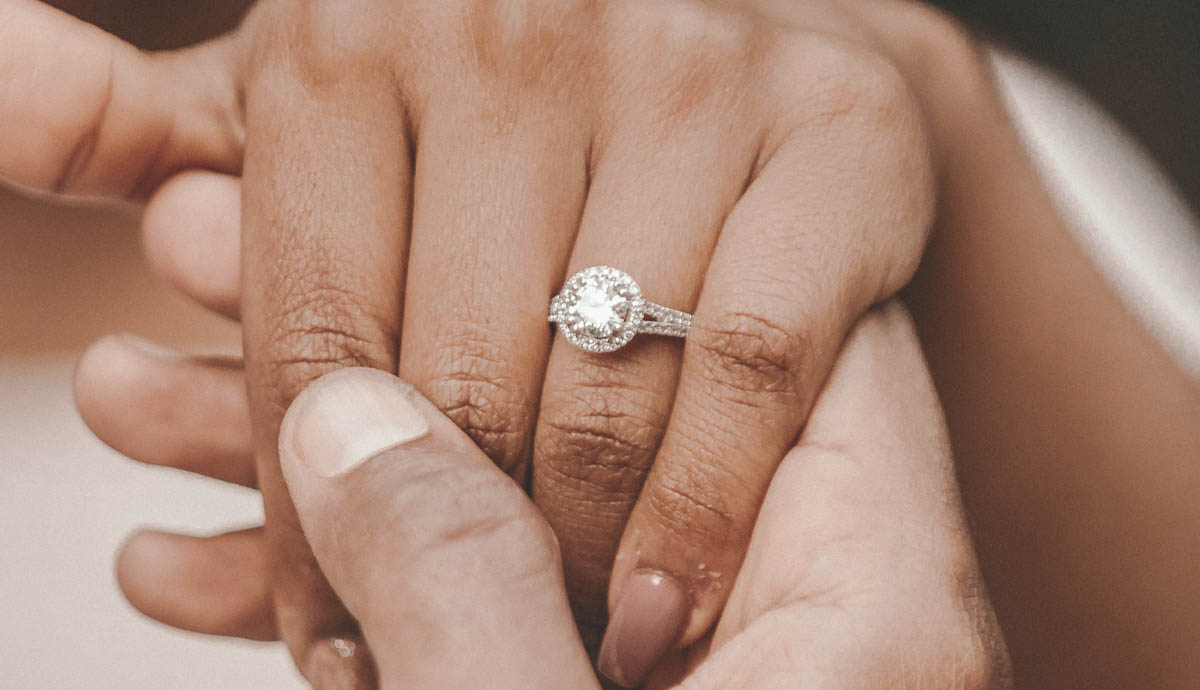 what to look for when buying an engagement ring