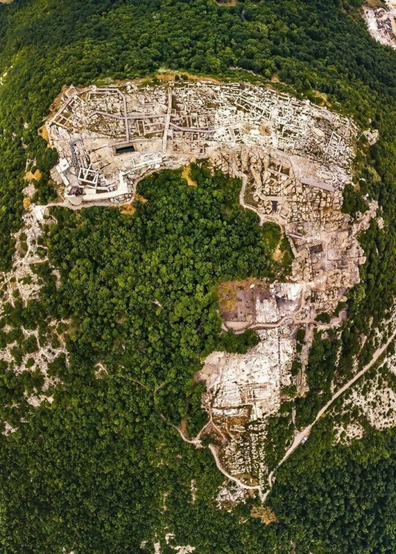 Full-scale view from the sky of the entire complex