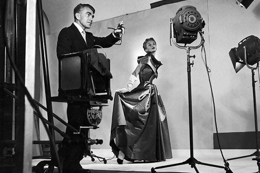 Horst directing fashion shoot with Lisa Fonssagrives (detail), 1949, Photo credit vam.ac.uk