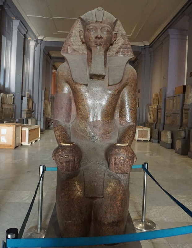 Tuthmosis III offering nu jars.