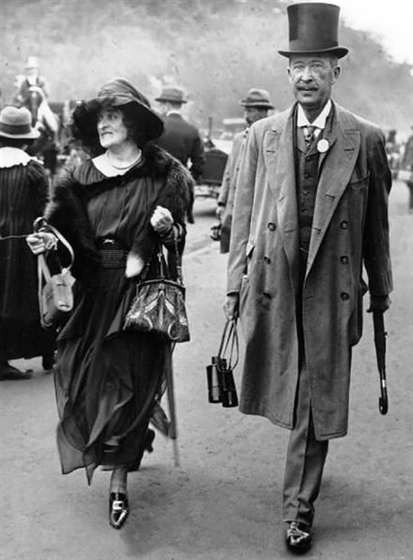 Lord Carnarvon and his wife at the horse races in 1921.