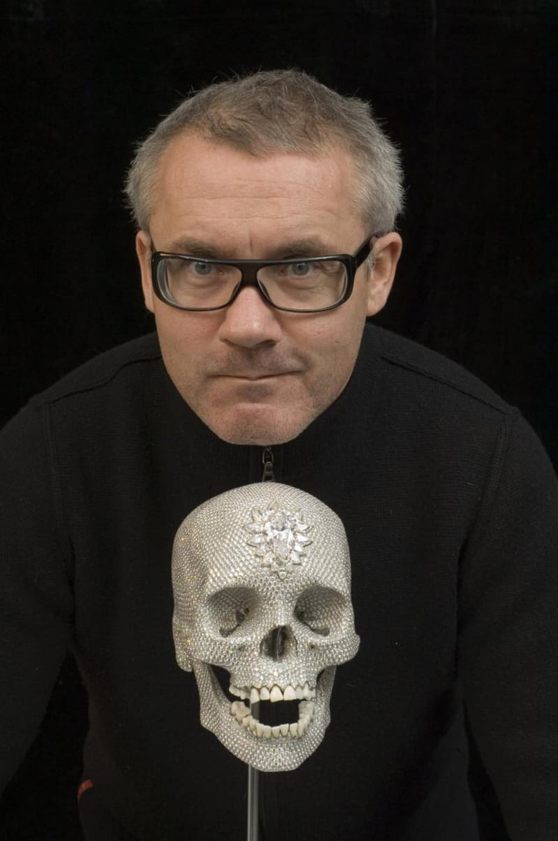 Damien Hirst posing with For the Love of God, 2007.