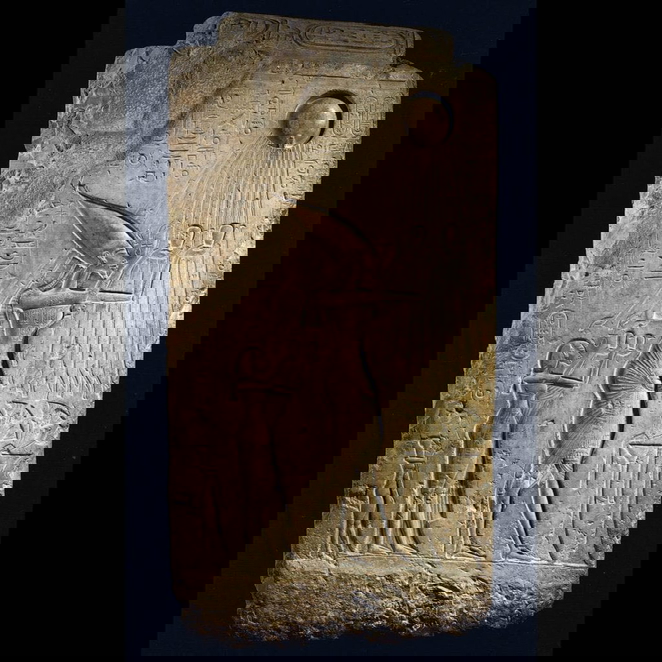 Akhenaten worshiping the Aten