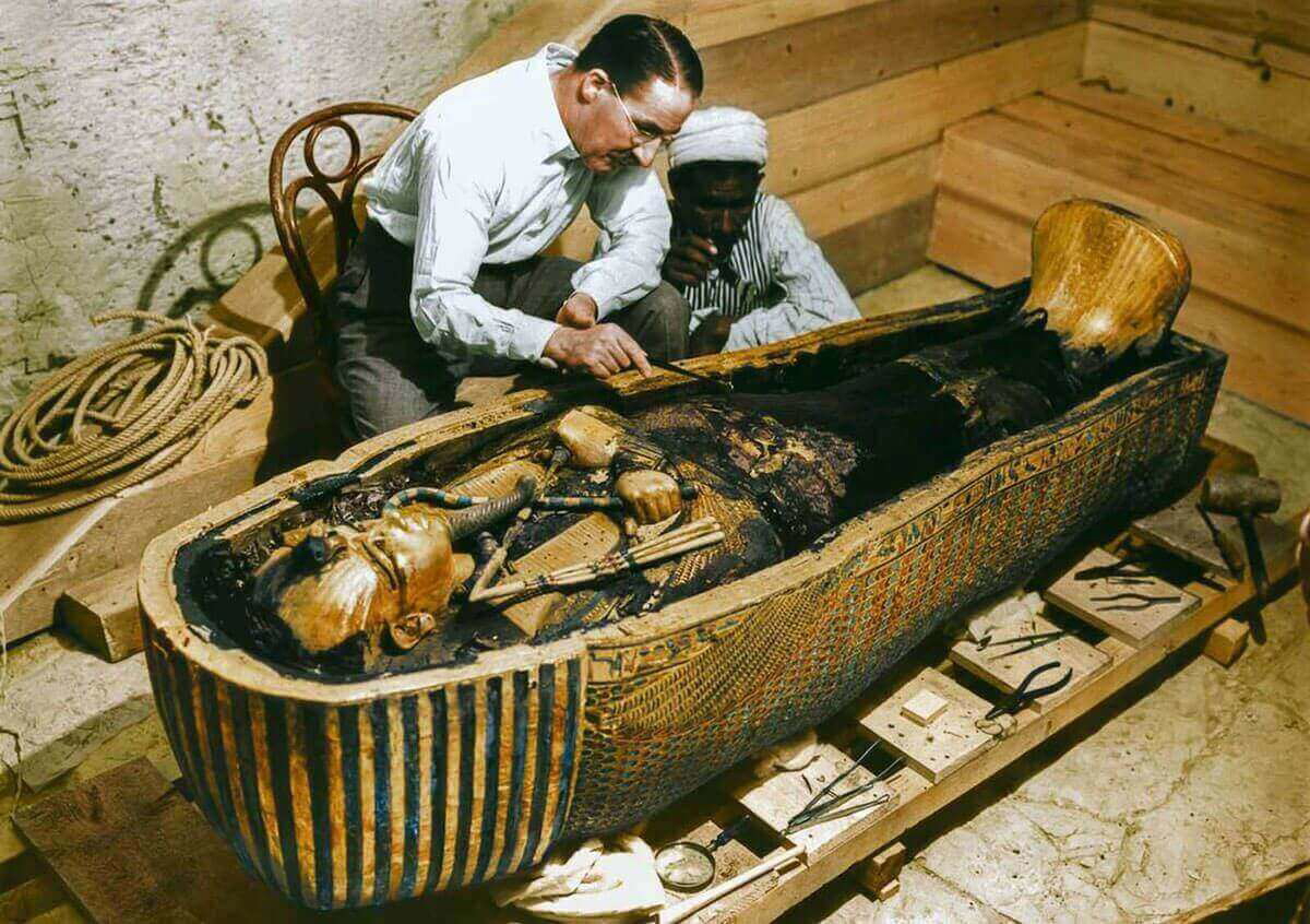 The fate of Tutankhamun’s mummy, the solid gold coffin with Howard Carter before the unwrapping of the mummy