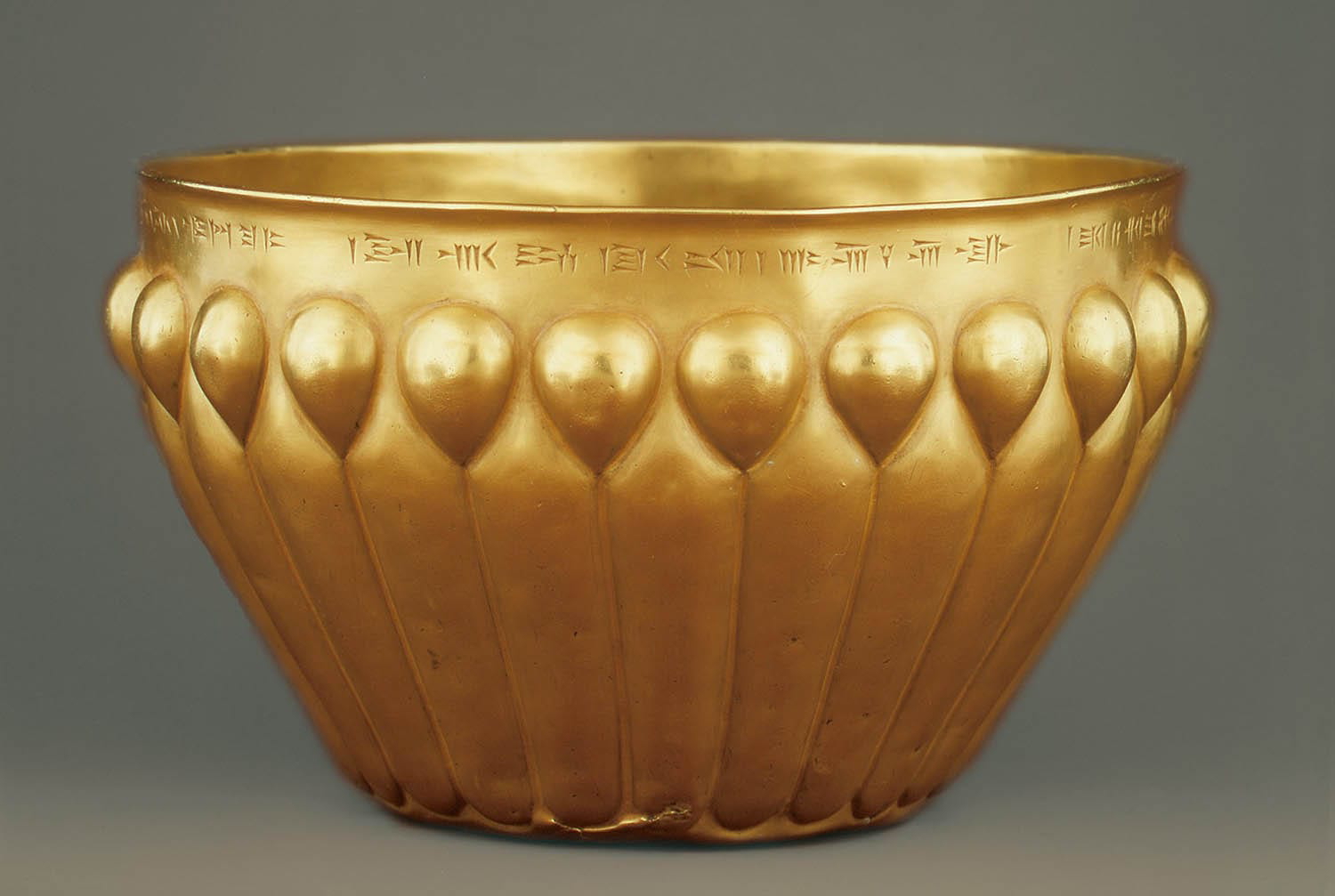 achaemenid gold fluted bowl