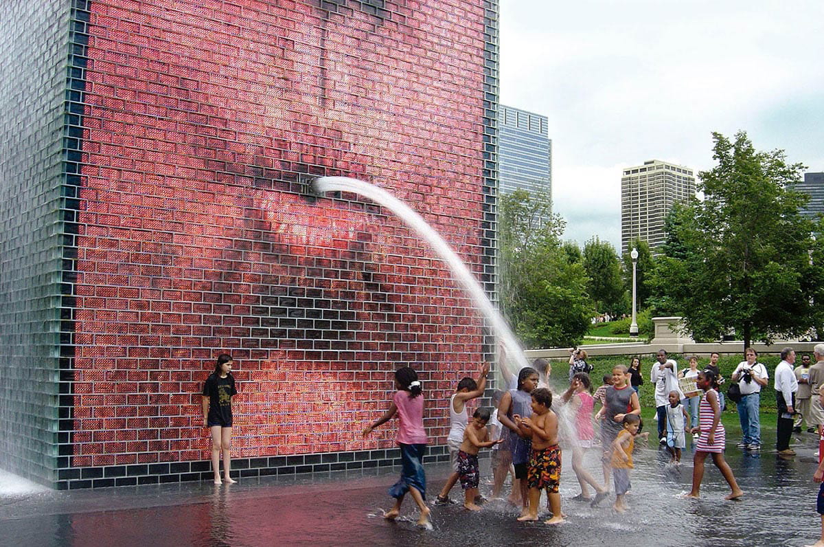 kids playing crown fountain chicago