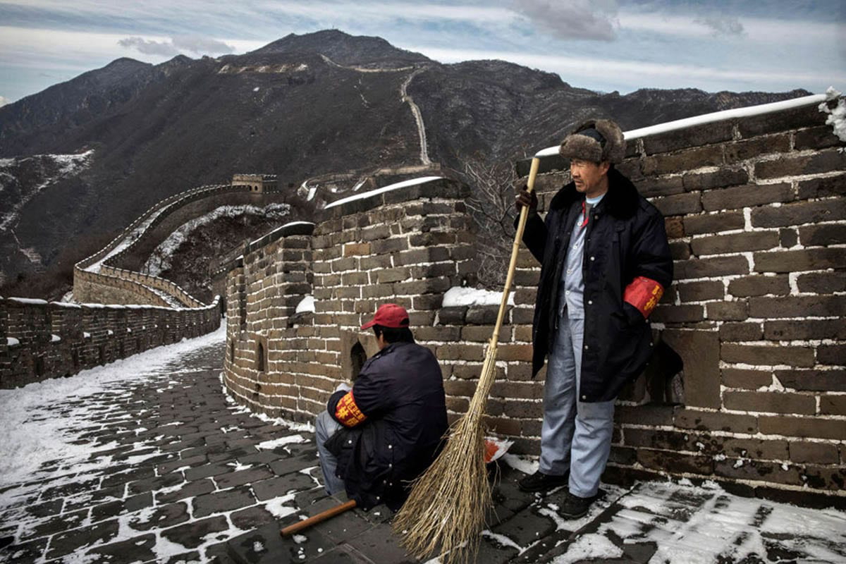 workers cleaning great wall winter