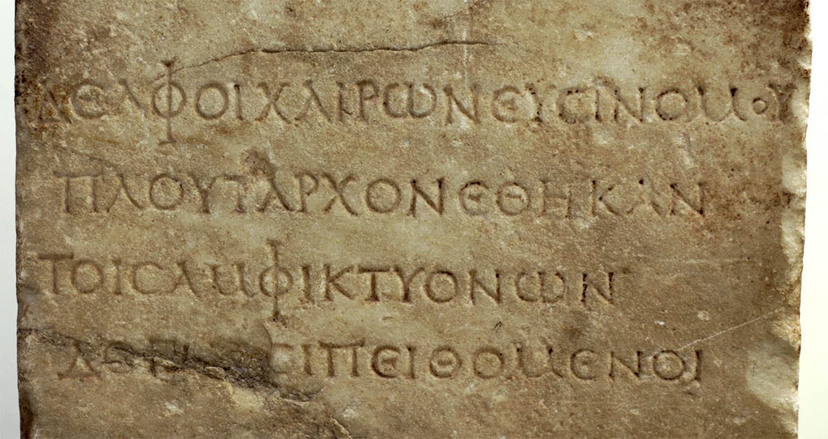 stele plutarch delphi
