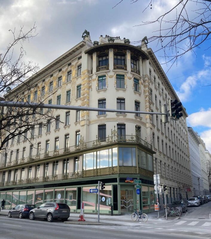 medallion house corner