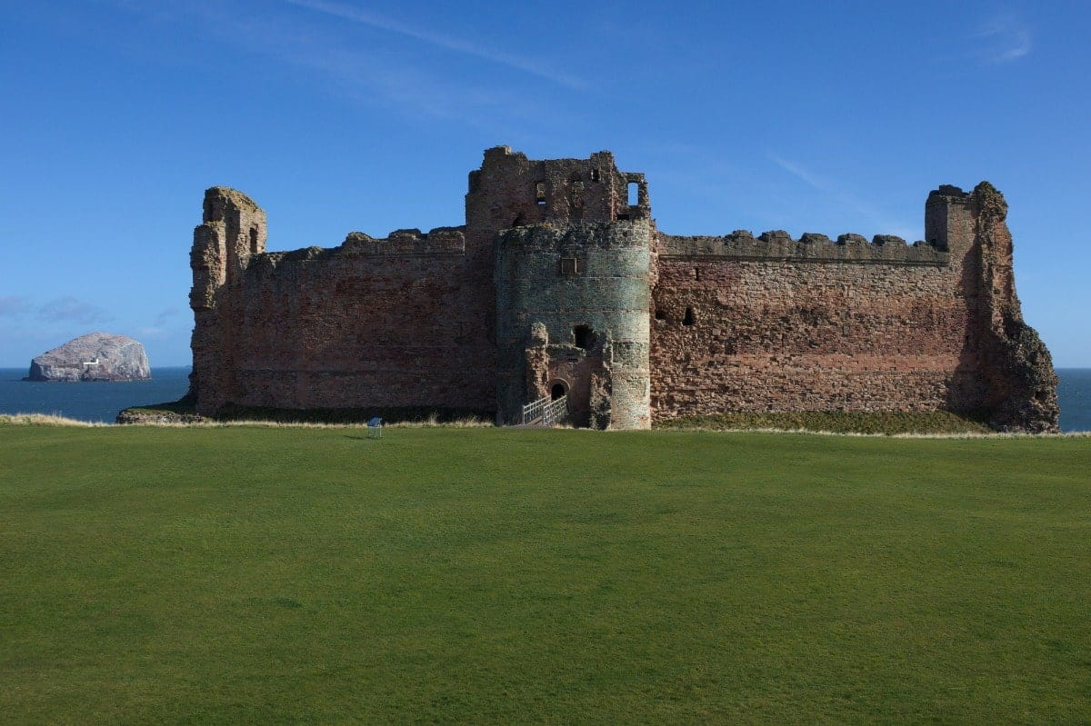tantallon scottish castle approach
