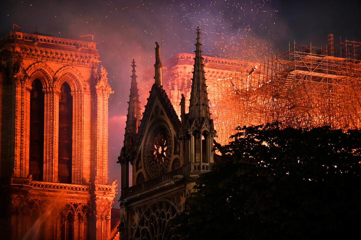notre dame de paris 2019 fire photograph