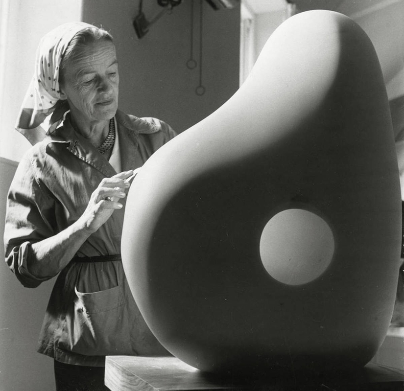 barbara hepworth english sculptor working