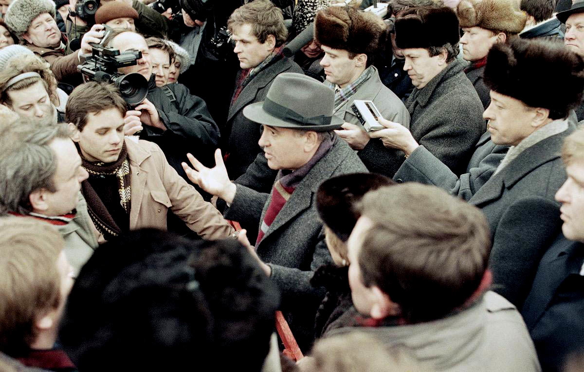 gorbachev speaking to crowd