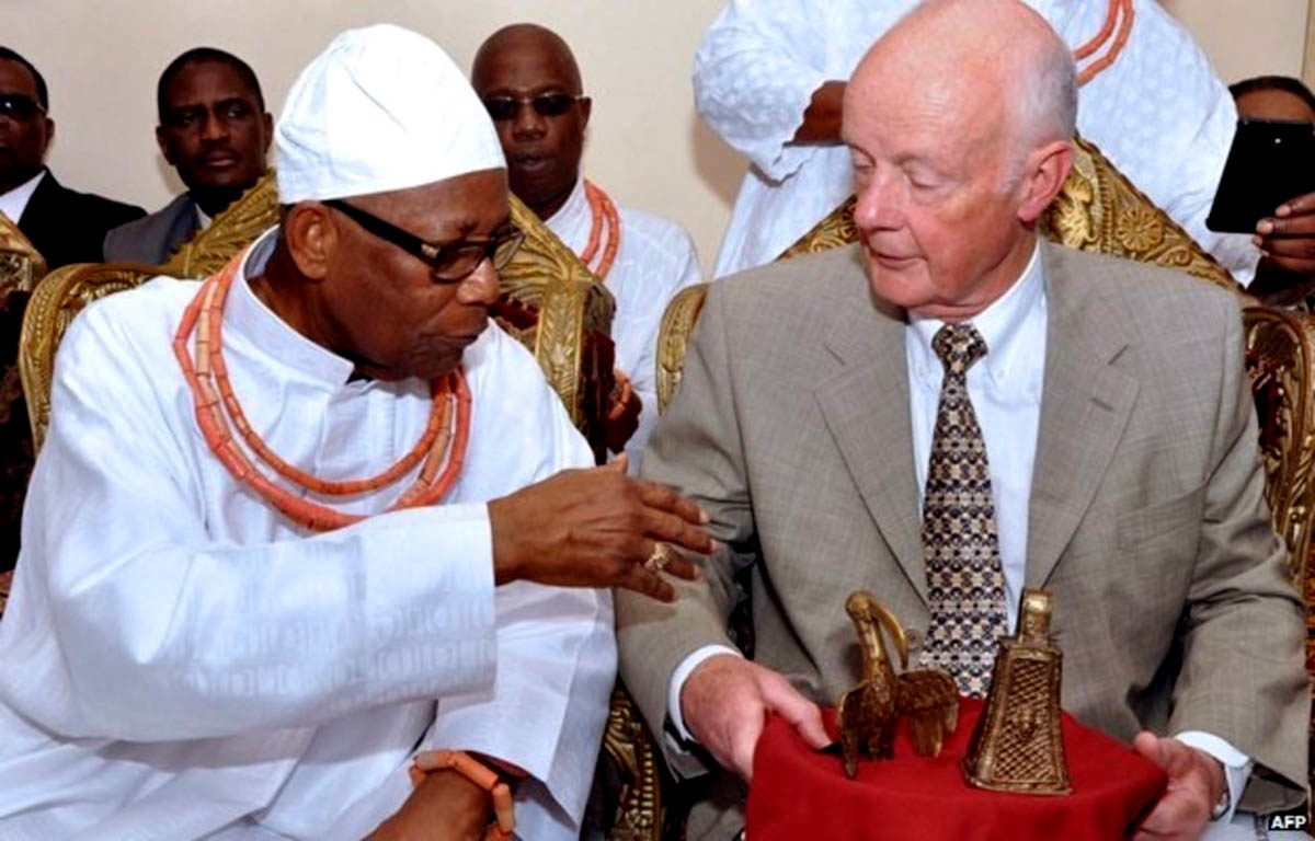 mark walker returning benin bronzes to edun akenzua photo