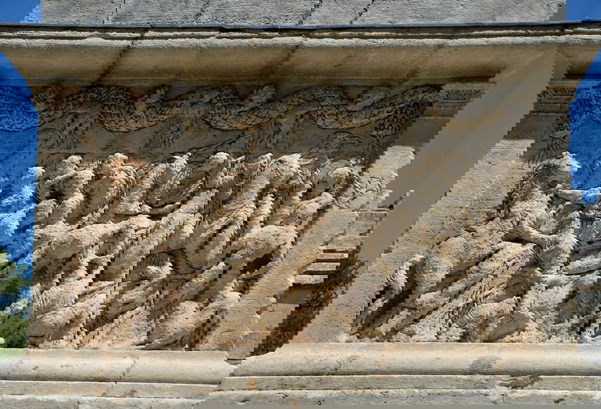 mausoleum glanum roman republic soldiers