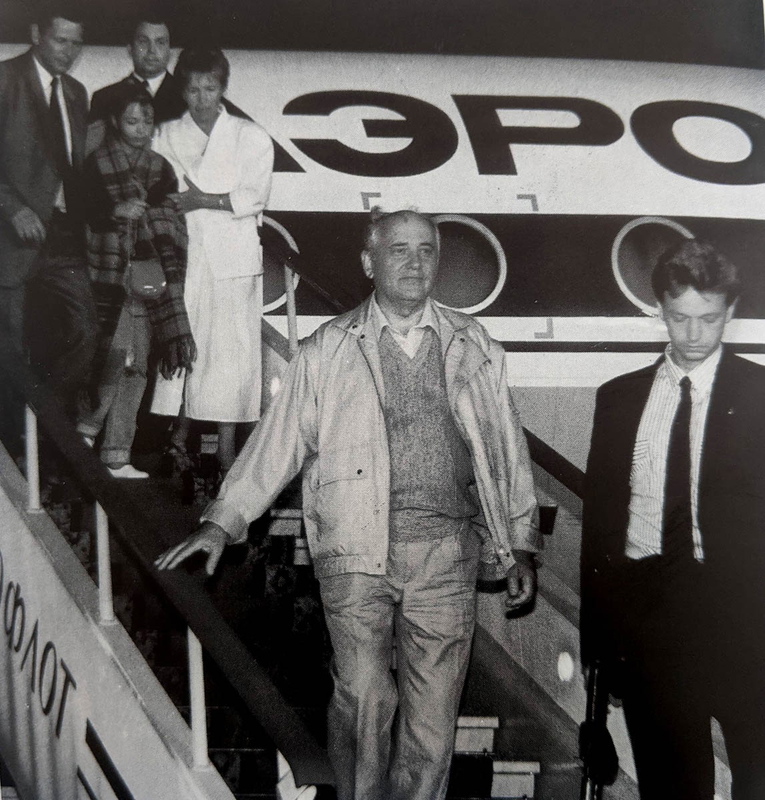 mikhail gorbachev arriving moscow
