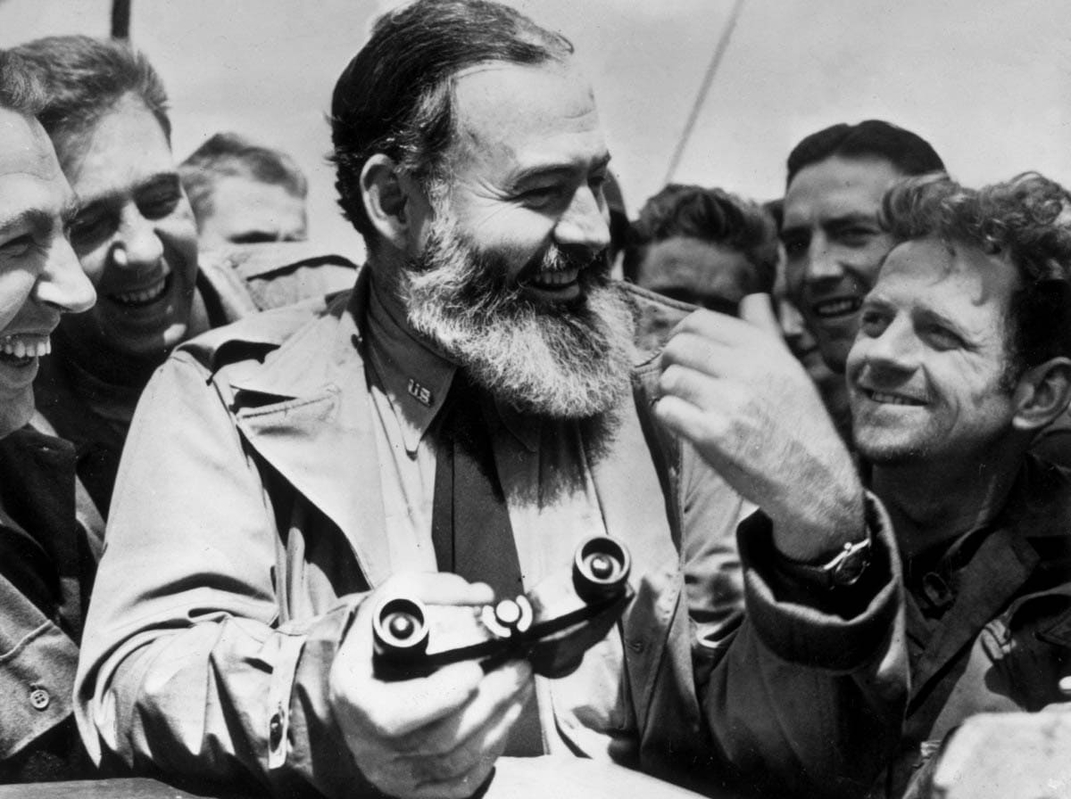 hemingway surrounded by american soldiers