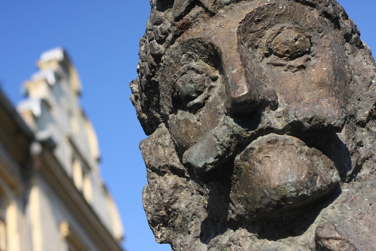 vlad the impaler statue