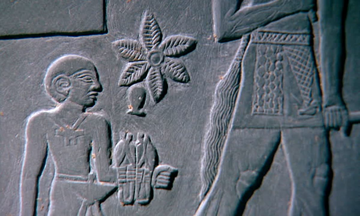 detail narmer palette sandal bearer
