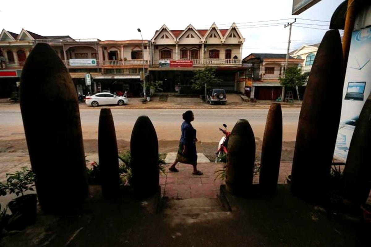 jorge silva woman with unexploded bombs photo