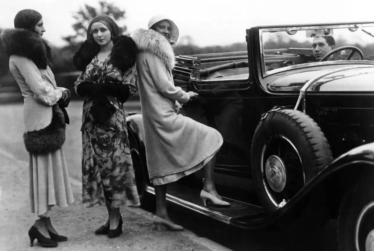 flappers fur coats automobiles photo roaring twenties 1920s