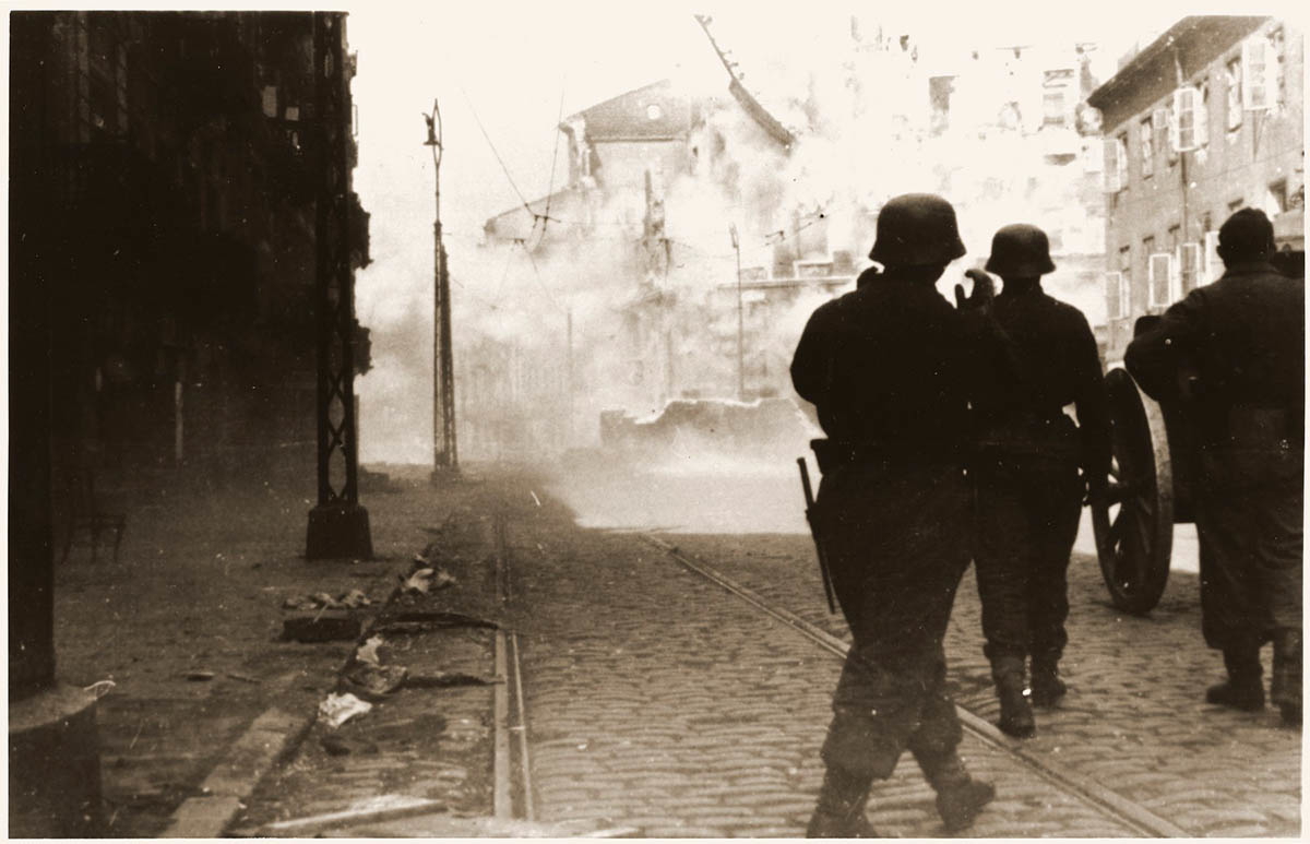 german soldiers warsaw ghetto 1943
