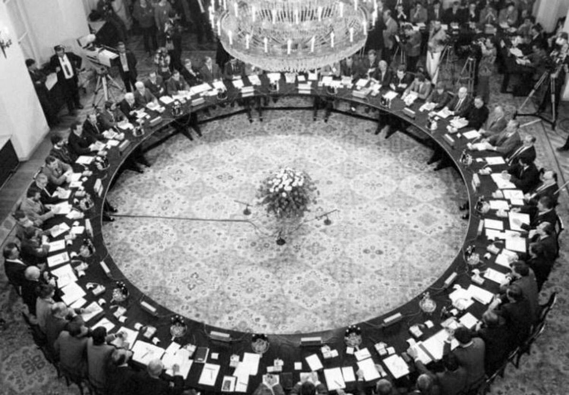 jaroslaw tachowicz round table talks photo