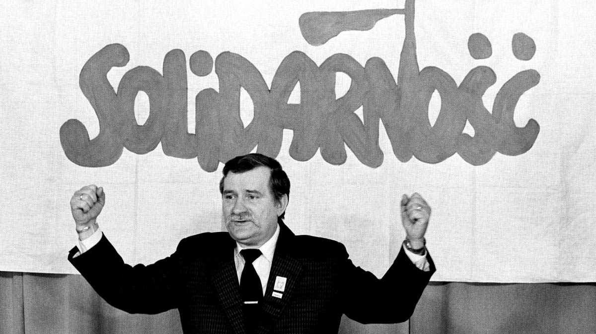 lech walesa president photo solidarity movement