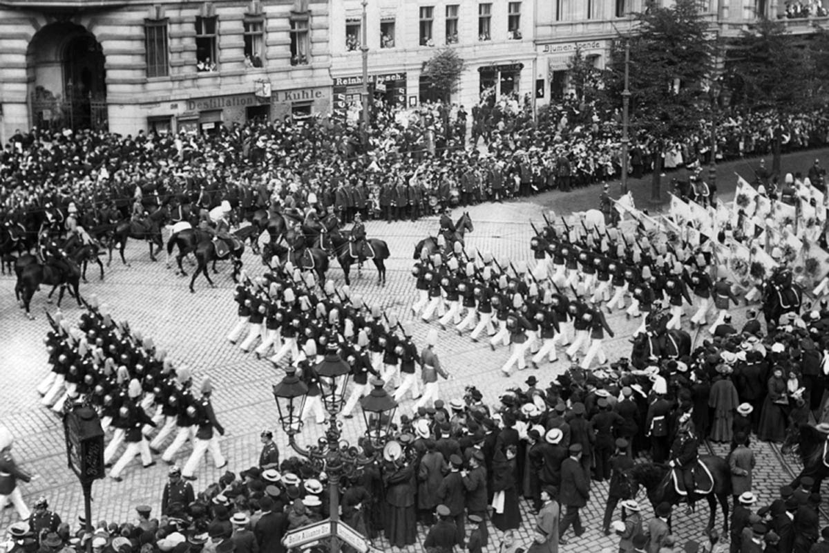 troops parade berlin wilhelm ii 1910