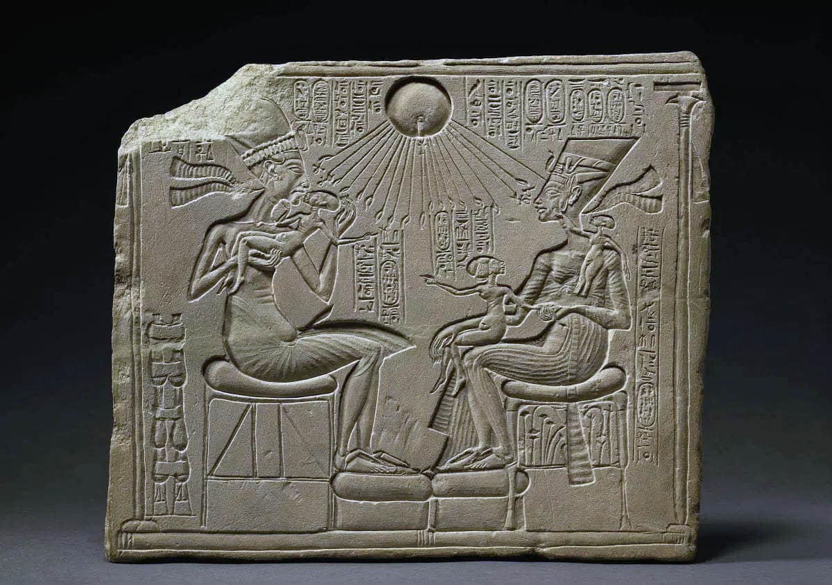 altar akhenaten nefertiti three daughters ankhesenamun aten