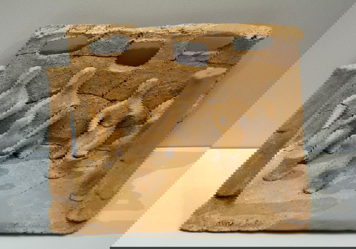 kamilari clay model serving deceased