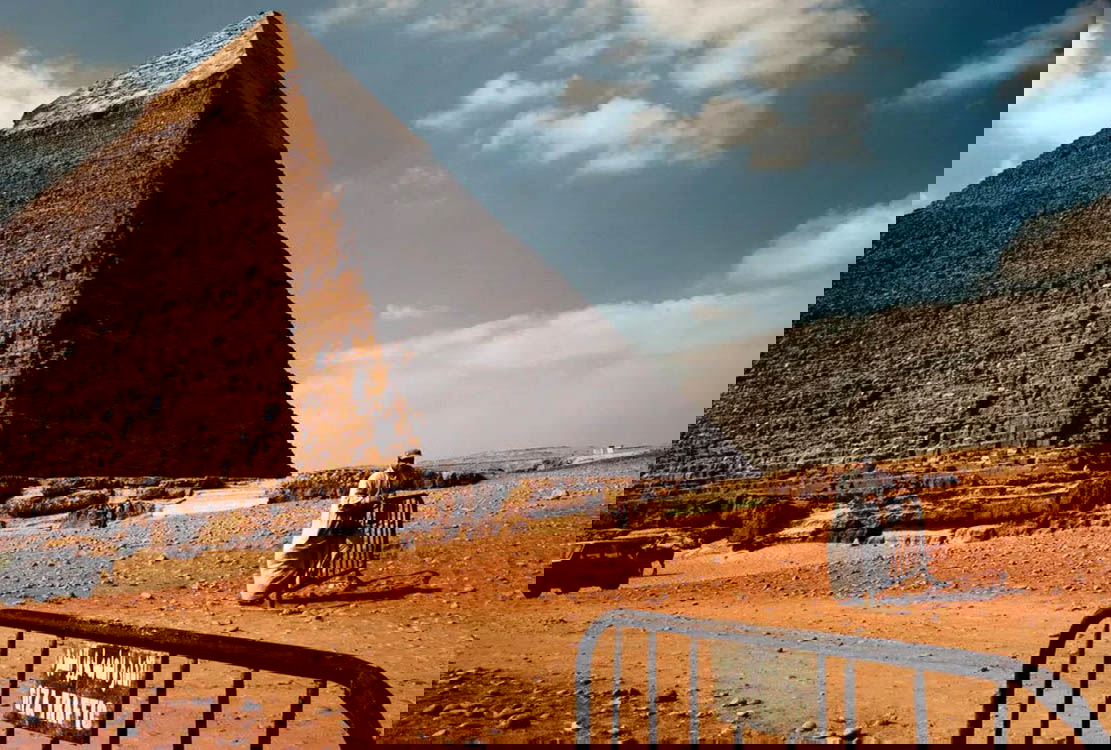 pyramids khafre desert giza sky worker