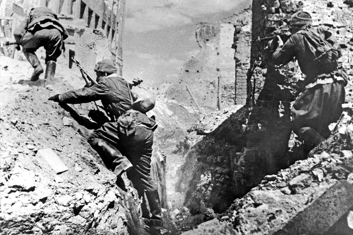 soviet troops rubble stalingrad