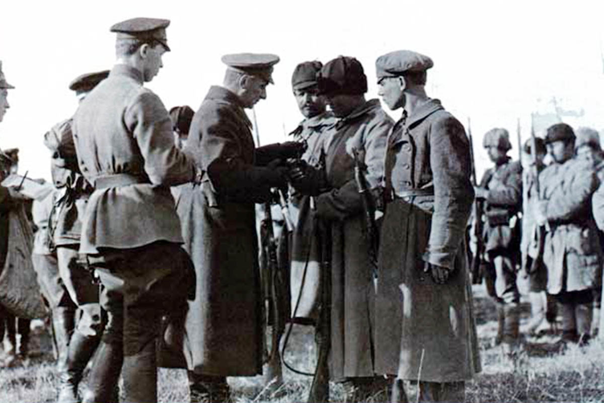 admiral kolchak decorating troops 1919