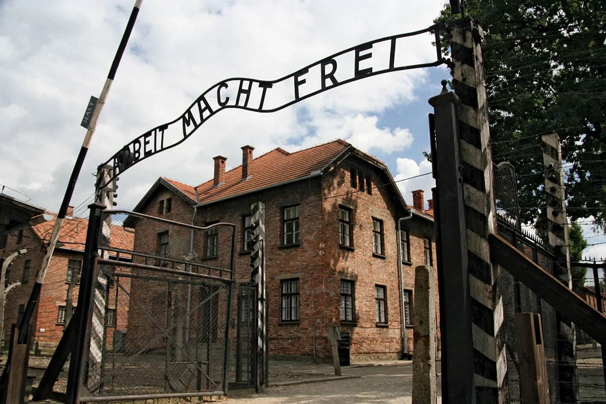 heinrich himmler entrance auschwitz