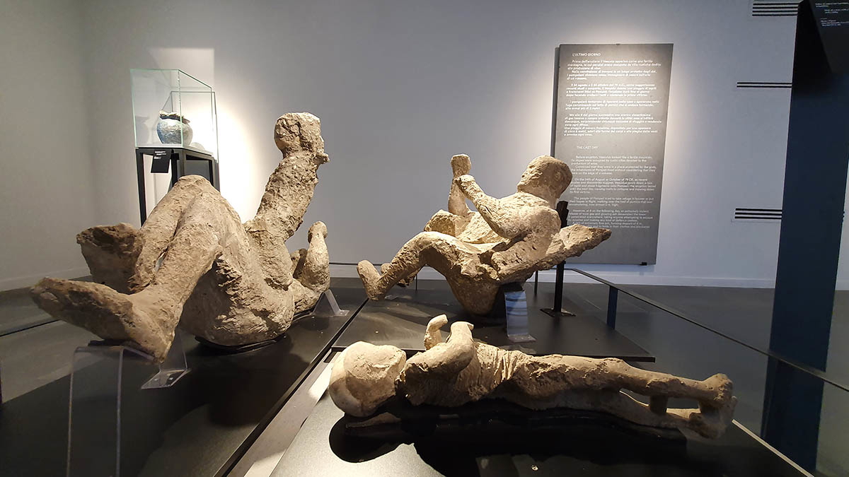 plaster casts victims pompeii