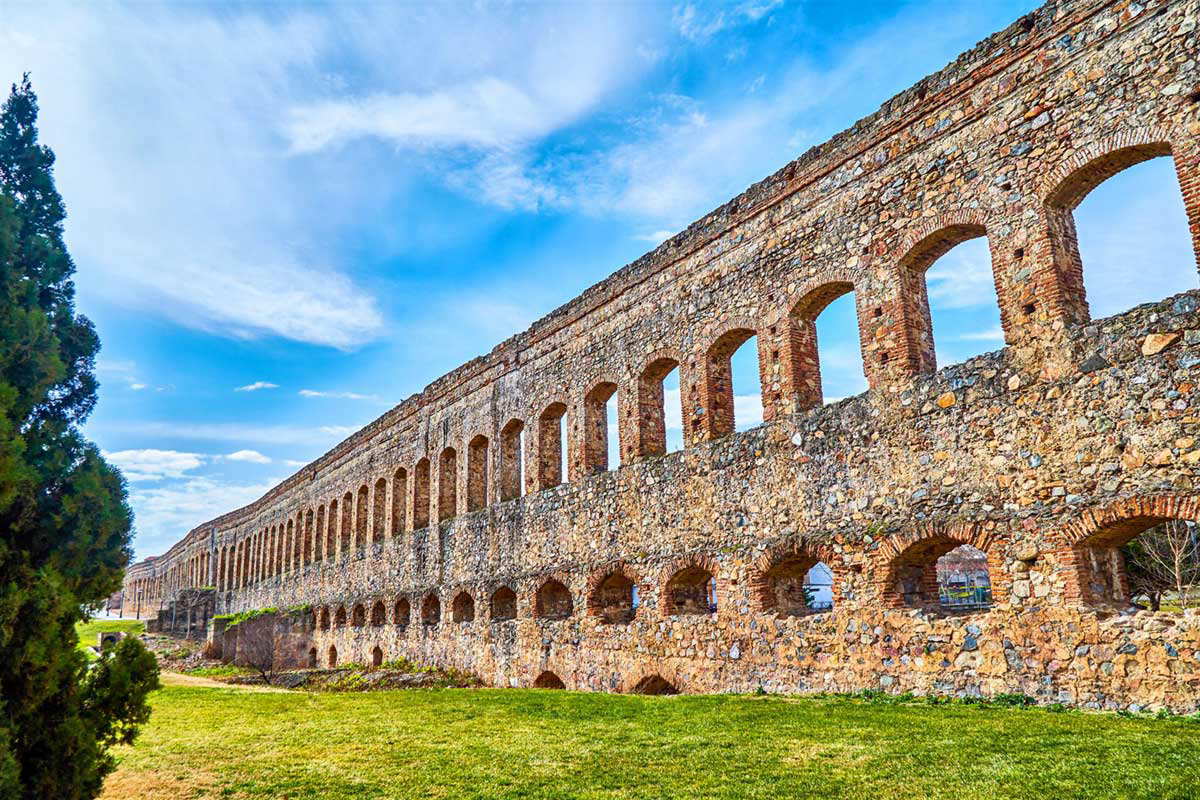 roman aqueduct san lazaro