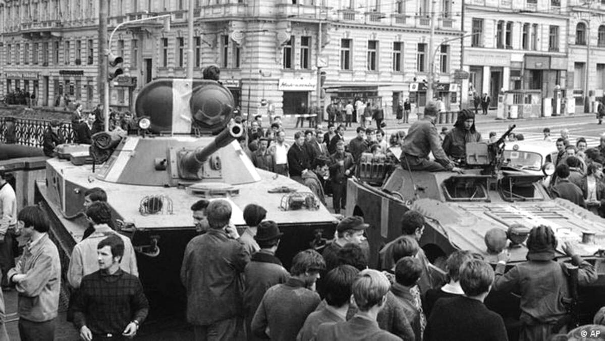 warsaw pact troops entering prague august 20 1968