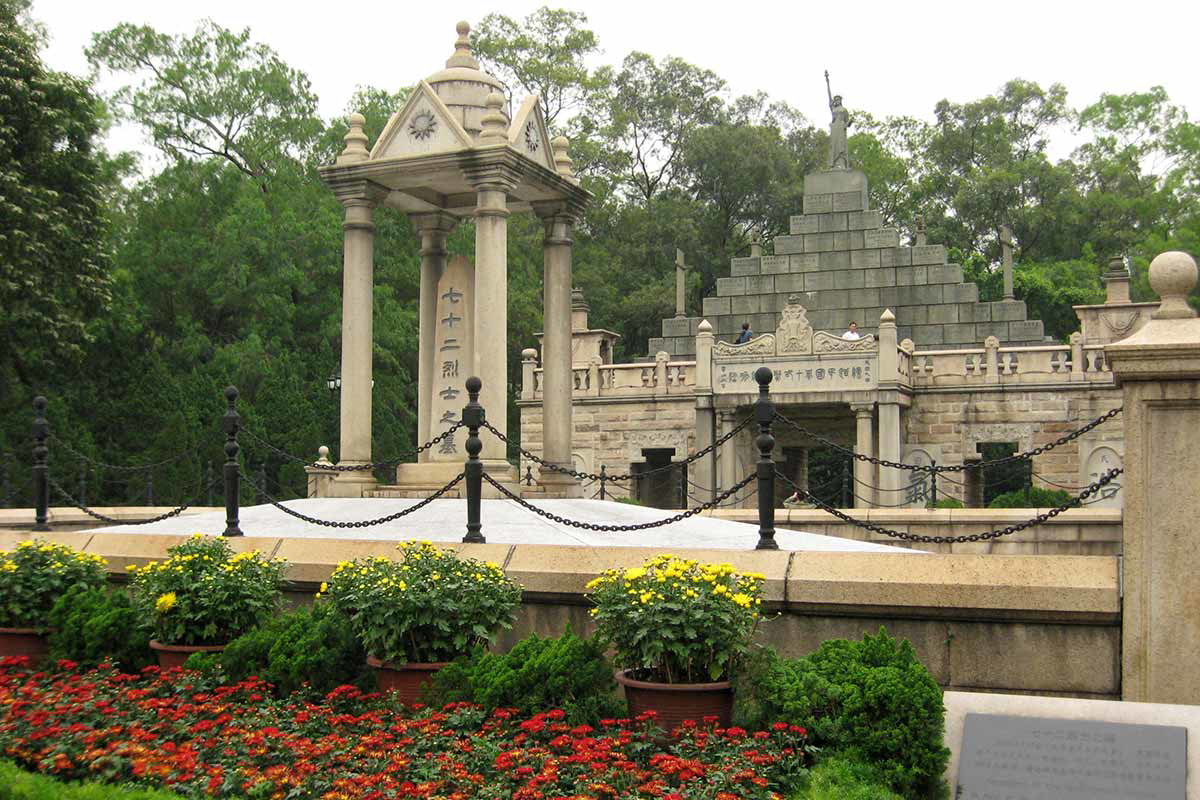 mausoleum 72 martyrs huanghuagang park guanzhou