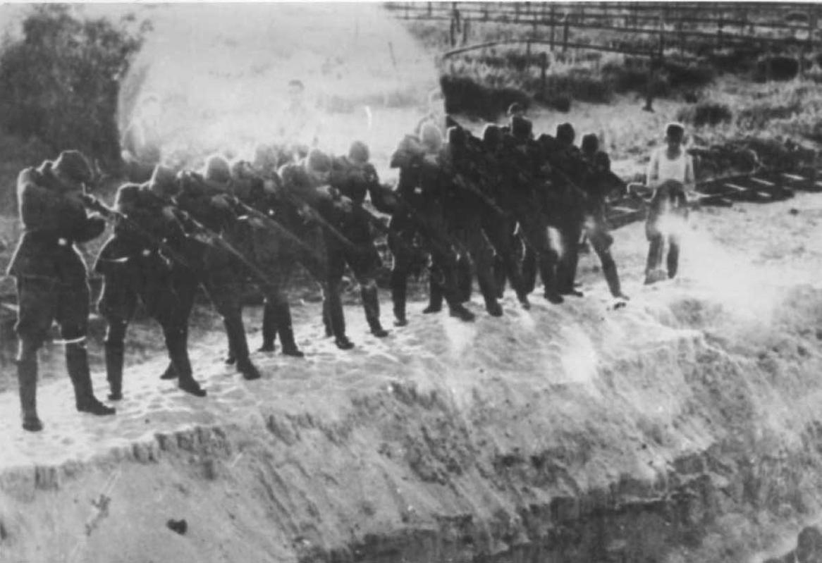einsatzgruppen mass murder grave