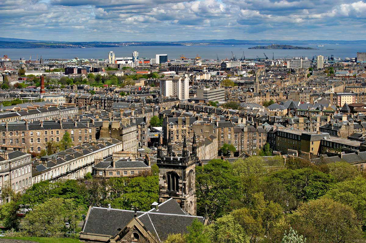 edinburgh cityscape photograph