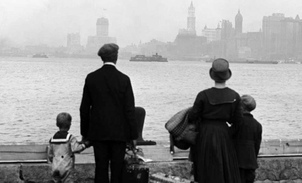 ellis island immigrants arriving america