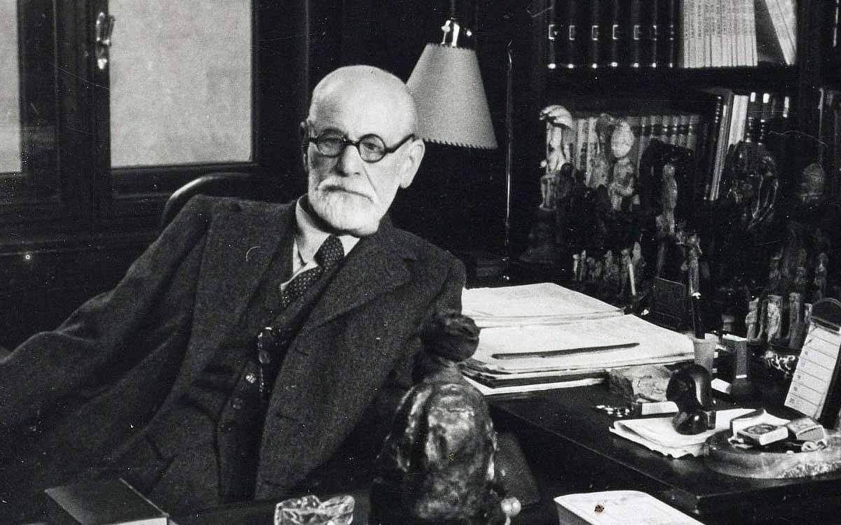 photo-sigmund-freud-in-his-study-1934