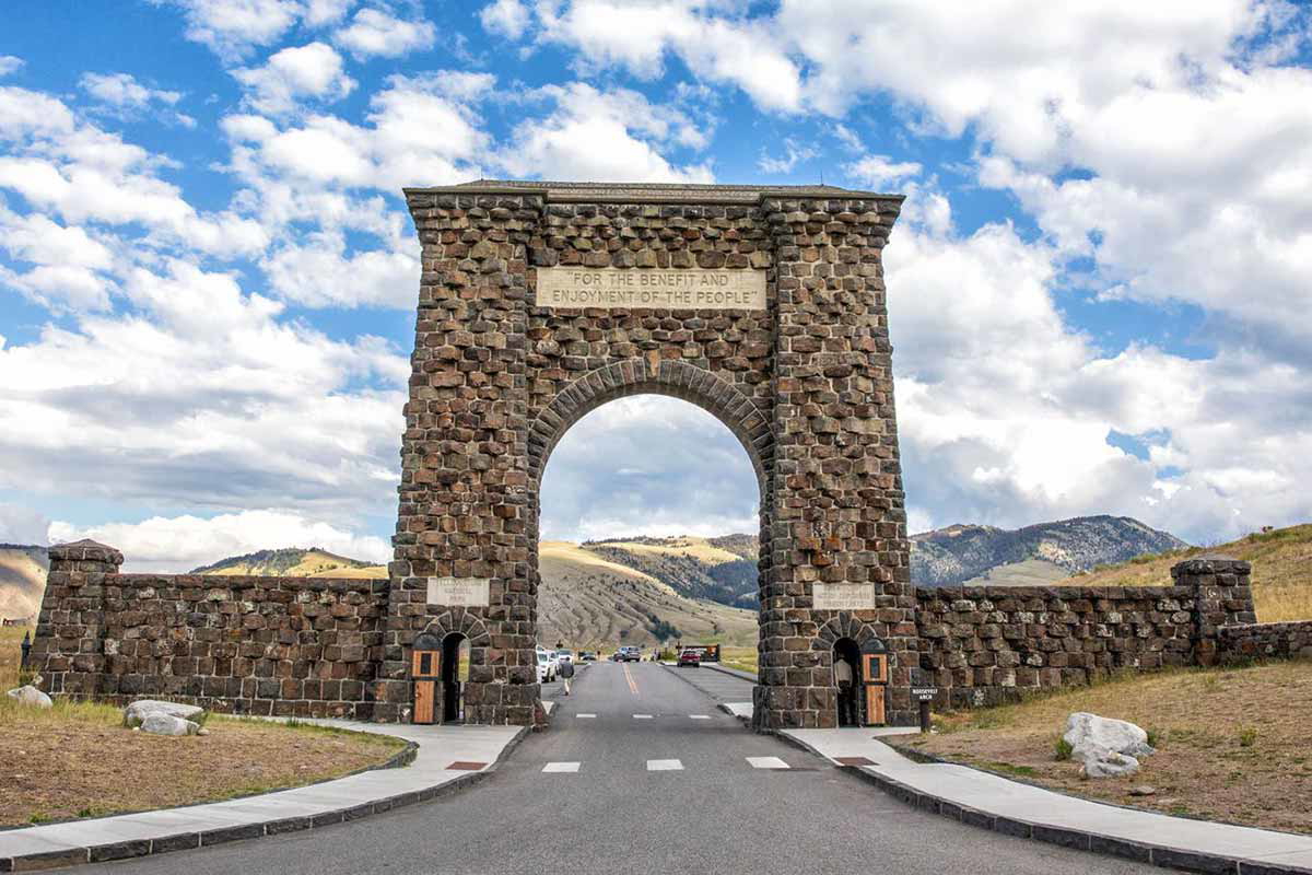 roosevelt arch yellowstone national park montana