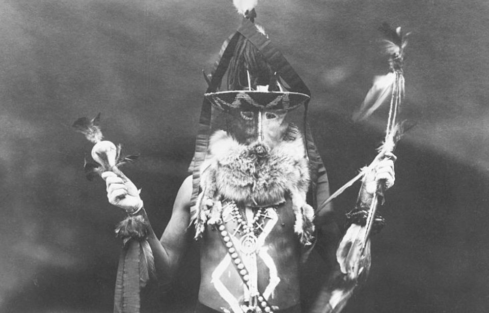 A figure representing Zahadolzha, a Navajo god, published in Volume I of The North American Indian (1907) by Edward S. Curtis. Source: Universal History Archive