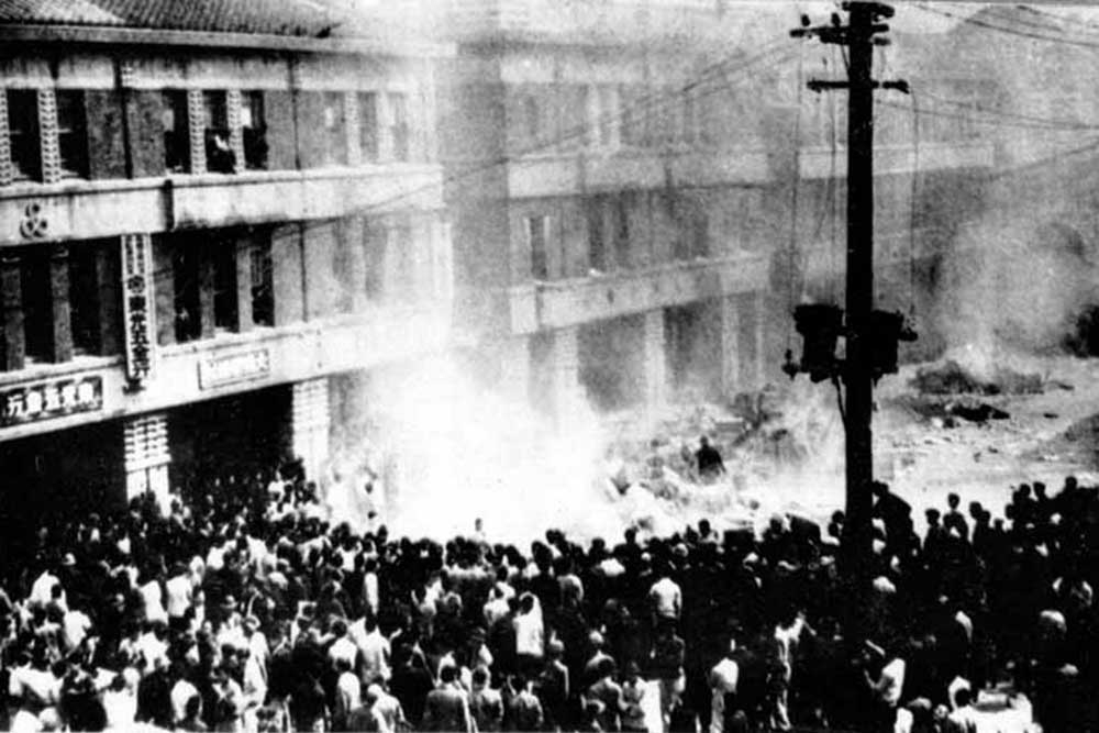 angry mob occupying official building taipei–28 february 1947