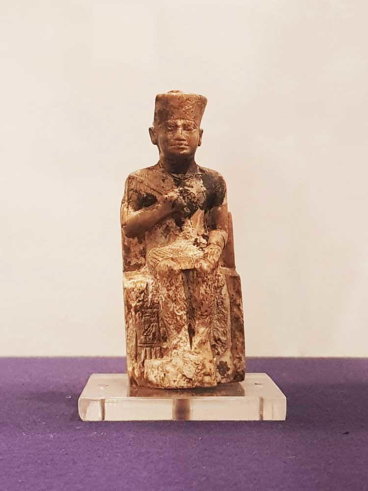 statue king pharaoh khufu egyptian cairo old kingdom